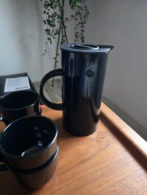 Stelton insulated Carafe. 8.5"H  Set of 4 GPL melmac cups.